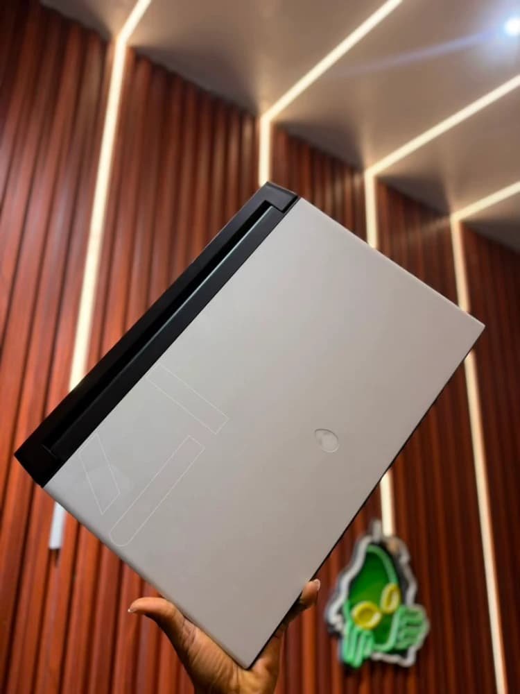 ALIENWARE M15 - Image 1