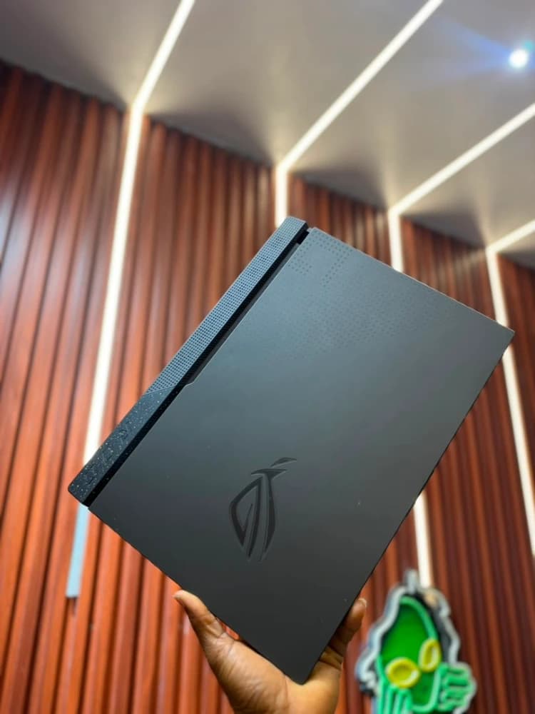 ASUS ROG Strix G18 G513RM - Image 1