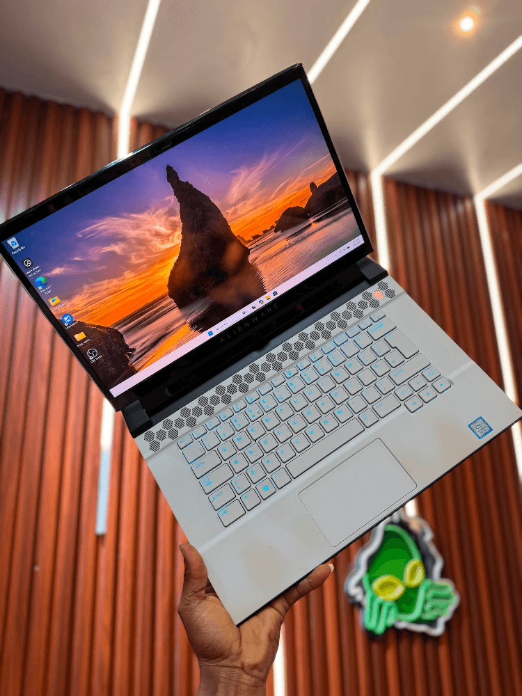 Alienware M15 - Image 1
